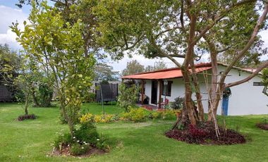 Vendo Quinta en el Quinche sector La Victoria 303 m2 de construcción. Con Piscina.
