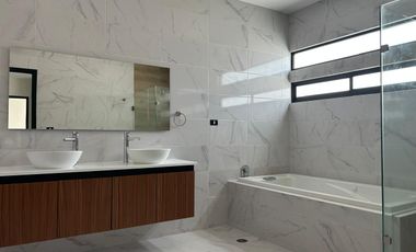 Exclusiva Casa con Roof Garden y Jacuzzi en Privada de Alta Plusvalía