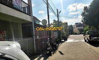 For sale 2-story townhouse, Sakon Nakhon, Mueang District, area 22.2 sq m, 3 bedrooms, urgent sale 790,000 bath.