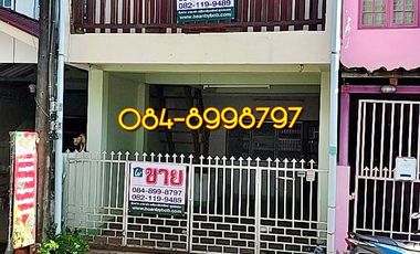 For sale 2-story townhouse, Sakon Nakhon, Mueang District, area 22.2 sq m, 3 bedrooms, urgent sale 790,000 bath.