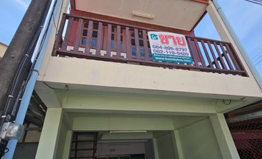 For sale 2-story townhouse, Sakon Nakhon, Mueang District, area 22.2 sq m, 3 bedrooms, urgent sale 790,000 bath.
