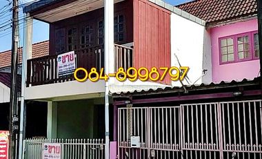 For sale 2-story townhouse, Sakon Nakhon, Mueang District, area 22.2 sq m, 3 bedrooms, urgent sale 790,000 bath.