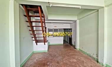 For sale 2-story townhouse, Sakon Nakhon, Mueang District, area 22.2 sq m, 3 bedrooms, urgent sale 790,000 bath.
