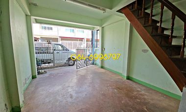 For sale 2-story townhouse, Sakon Nakhon, Mueang District, area 22.2 sq m, 3 bedrooms, urgent sale 790,000 bath.