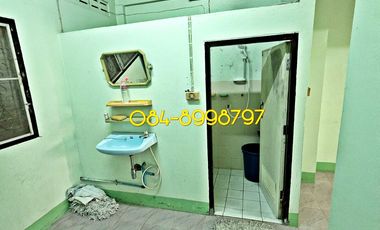 For sale 2-story townhouse, Sakon Nakhon, Mueang District, area 22.2 sq m, 3 bedrooms, urgent sale 790,000 bath.