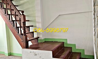 For sale 2-story townhouse, Sakon Nakhon, Mueang District, area 22.2 sq m, 3 bedrooms, urgent sale 790,000 bath.