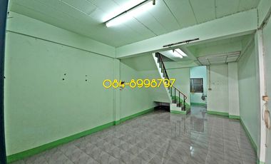 For sale 2-story townhouse, Sakon Nakhon, Mueang District, area 22.2 sq m, 3 bedrooms, urgent sale 790,000 bath.
