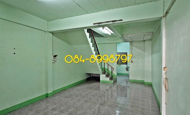 For sale 2-story townhouse, Sakon Nakhon, Mueang District, area 22.2 sq m, 3 bedrooms, urgent sale 790,000 bath.