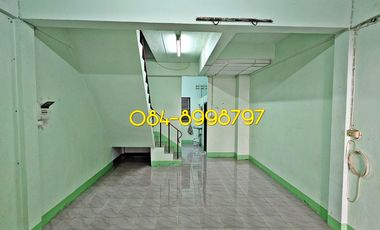 For sale 2-story townhouse, Sakon Nakhon, Mueang District, area 22.2 sq m, 3 bedrooms, urgent sale 790,000 bath.