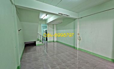 For sale 2-story townhouse, Sakon Nakhon, Mueang District, area 22.2 sq m, 3 bedrooms, urgent sale 790,000 bath.