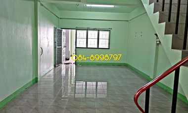 For sale 2-story townhouse, Sakon Nakhon, Mueang District, area 22.2 sq m, 3 bedrooms, urgent sale 790,000 bath.
