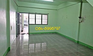 For sale 2-story townhouse, Sakon Nakhon, Mueang District, area 22.2 sq m, 3 bedrooms, urgent sale 790,000 bath.