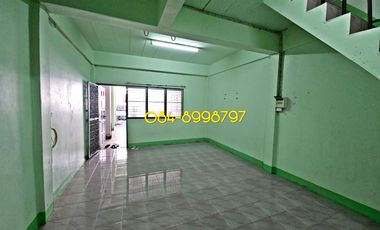 For sale 2-story townhouse, Sakon Nakhon, Mueang District, area 22.2 sq m, 3 bedrooms, urgent sale 790,000 bath.