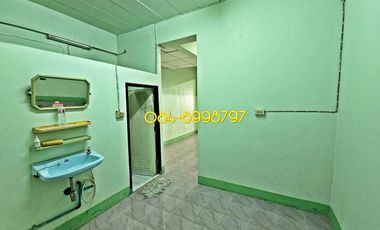 For sale 2-story townhouse, Sakon Nakhon, Mueang District, area 22.2 sq m, 3 bedrooms, urgent sale 790,000 bath.