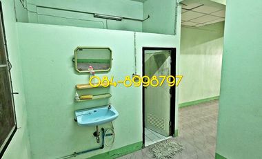 For sale 2-story townhouse, Sakon Nakhon, Mueang District, area 22.2 sq m, 3 bedrooms, urgent sale 790,000 bath.