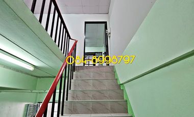 For sale 2-story townhouse, Sakon Nakhon, Mueang District, area 22.2 sq m, 3 bedrooms, urgent sale 790,000 bath.