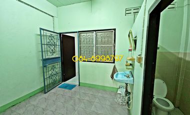 For sale 2-story townhouse, Sakon Nakhon, Mueang District, area 22.2 sq m, 3 bedrooms, urgent sale 790,000 bath.