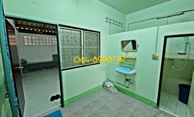 For sale 2-story townhouse, Sakon Nakhon, Mueang District, area 22.2 sq m, 3 bedrooms, urgent sale 790,000 bath.