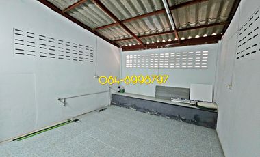 For sale 2-story townhouse, Sakon Nakhon, Mueang District, area 22.2 sq m, 3 bedrooms, urgent sale 790,000 bath.