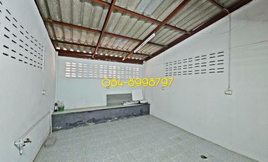 For sale 2-story townhouse, Sakon Nakhon, Mueang District, area 22.2 sq m, 3 bedrooms, urgent sale 790,000 bath.