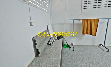 For sale 2-story townhouse, Sakon Nakhon, Mueang District, area 22.2 sq m, 3 bedrooms, urgent sale 790,000 bath.