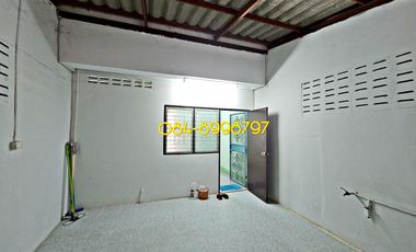 For sale 2-story townhouse, Sakon Nakhon, Mueang District, area 22.2 sq m, 3 bedrooms, urgent sale 790,000 bath.