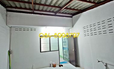 For sale 2-story townhouse, Sakon Nakhon, Mueang District, area 22.2 sq m, 3 bedrooms, urgent sale 790,000 bath.