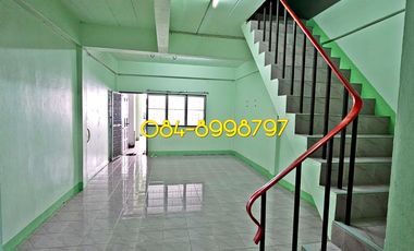 For sale 2-story townhouse, Sakon Nakhon, Mueang District, area 22.2 sq m, 3 bedrooms, urgent sale 790,000 bath.