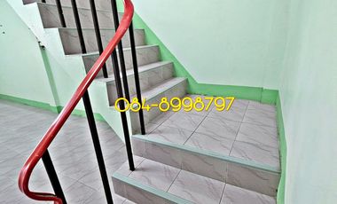 For sale 2-story townhouse, Sakon Nakhon, Mueang District, area 22.2 sq m, 3 bedrooms, urgent sale 790,000 bath.