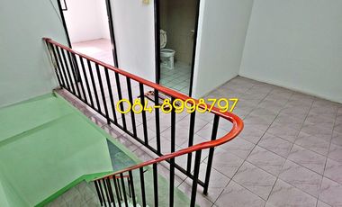 For sale 2-story townhouse, Sakon Nakhon, Mueang District, area 22.2 sq m, 3 bedrooms, urgent sale 790,000 bath.