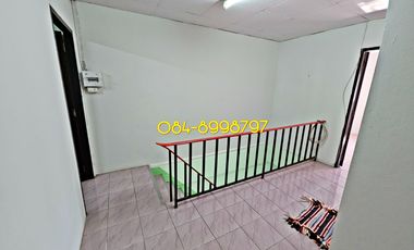 For sale 2-story townhouse, Sakon Nakhon, Mueang District, area 22.2 sq m, 3 bedrooms, urgent sale 790,000 bath.