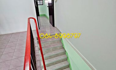 For sale 2-story townhouse, Sakon Nakhon, Mueang District, area 22.2 sq m, 3 bedrooms, urgent sale 790,000 bath.