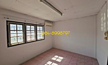 For sale 2-story townhouse, Sakon Nakhon, Mueang District, area 22.2 sq m, 3 bedrooms, urgent sale 790,000 bath.