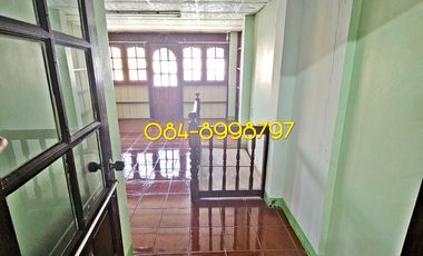 For sale 2-story townhouse, Sakon Nakhon, Mueang District, area 22.2 sq m, 3 bedrooms, urgent sale 790,000 bath.