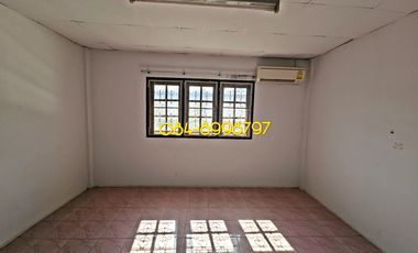 For sale 2-story townhouse, Sakon Nakhon, Mueang District, area 22.2 sq m, 3 bedrooms, urgent sale 790,000 bath.