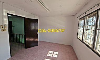 For sale 2-story townhouse, Sakon Nakhon, Mueang District, area 22.2 sq m, 3 bedrooms, urgent sale 790,000 bath.