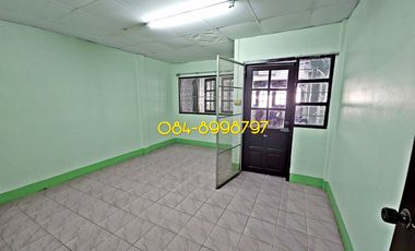 For sale 2-story townhouse, Sakon Nakhon, Mueang District, area 22.2 sq m, 3 bedrooms, urgent sale 790,000 bath.