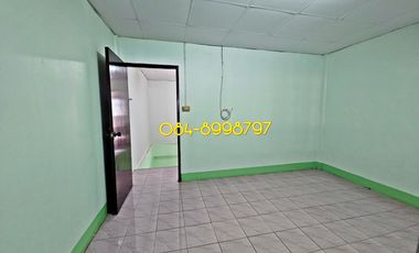For sale 2-story townhouse, Sakon Nakhon, Mueang District, area 22.2 sq m, 3 bedrooms, urgent sale 790,000 bath.