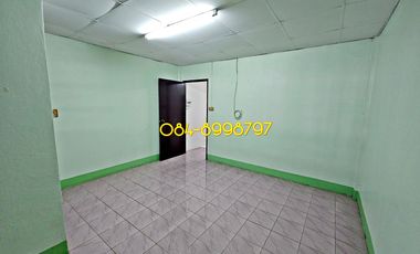 For sale 2-story townhouse, Sakon Nakhon, Mueang District, area 22.2 sq m, 3 bedrooms, urgent sale 790,000 bath.