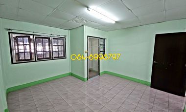 For sale 2-story townhouse, Sakon Nakhon, Mueang District, area 22.2 sq m, 3 bedrooms, urgent sale 790,000 bath.