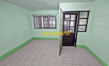 For sale 2-story townhouse, Sakon Nakhon, Mueang District, area 22.2 sq m, 3 bedrooms, urgent sale 790,000 bath.