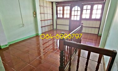 For sale 2-story townhouse, Sakon Nakhon, Mueang District, area 22.2 sq m, 3 bedrooms, urgent sale 790,000 bath.