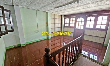 For sale 2-story townhouse, Sakon Nakhon, Mueang District, area 22.2 sq m, 3 bedrooms, urgent sale 790,000 bath.