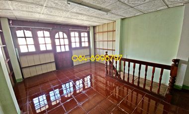 For sale 2-story townhouse, Sakon Nakhon, Mueang District, area 22.2 sq m, 3 bedrooms, urgent sale 790,000 bath.