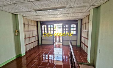 For sale 2-story townhouse, Sakon Nakhon, Mueang District, area 22.2 sq m, 3 bedrooms, urgent sale 790,000 bath.