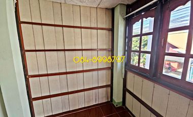 For sale 2-story townhouse, Sakon Nakhon, Mueang District, area 22.2 sq m, 3 bedrooms, urgent sale 790,000 bath.