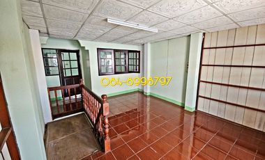 For sale 2-story townhouse, Sakon Nakhon, Mueang District, area 22.2 sq m, 3 bedrooms, urgent sale 790,000 bath.