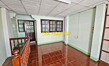 For sale 2-story townhouse, Sakon Nakhon, Mueang District, area 22.2 sq m, 3 bedrooms, urgent sale 790,000 bath.