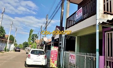 For sale 2-story townhouse, Sakon Nakhon, Mueang District, area 22.2 sq m, 3 bedrooms, urgent sale 790,000 bath.