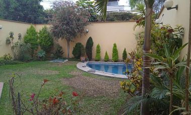 VENDO HERMOSA CASA CON JARDINES Y PISCINA EN SAN ISIDRO Y CERCA A LA AV. JAVIER PRADO